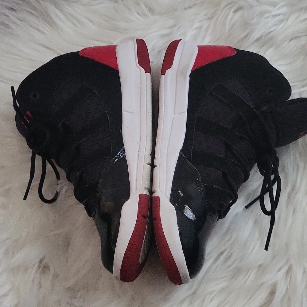 Air Jordan Max Aura PS 'Black Gym Red' Kids Youth Size 1